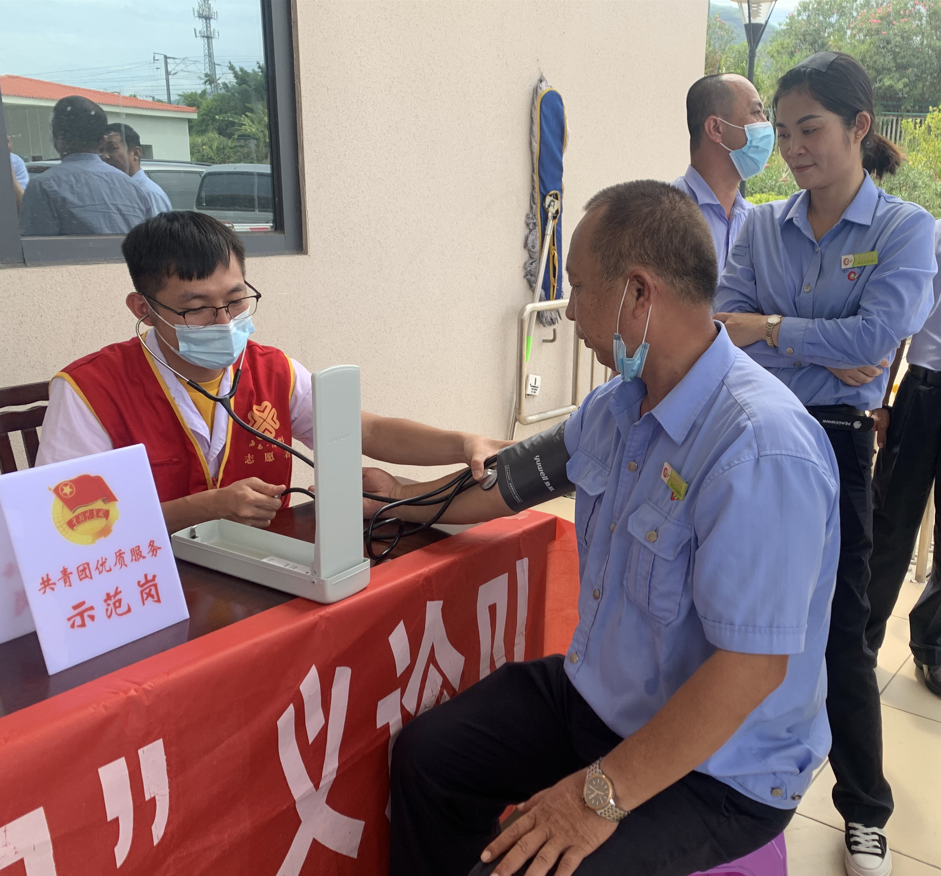 “夏日送清涼 青號在行動”——漳州市中醫(yī)院青年文明號助力全國文明城市創(chuàng)建工作