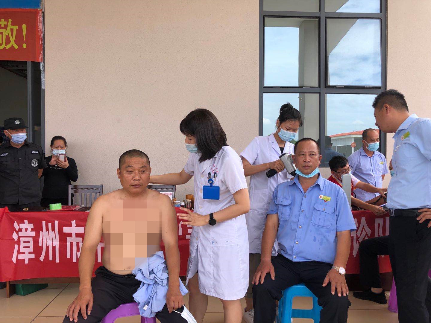 “夏日送清涼 青號在行動”——漳州市中醫(yī)院青年文明號助力全國文明城市創(chuàng)建工作