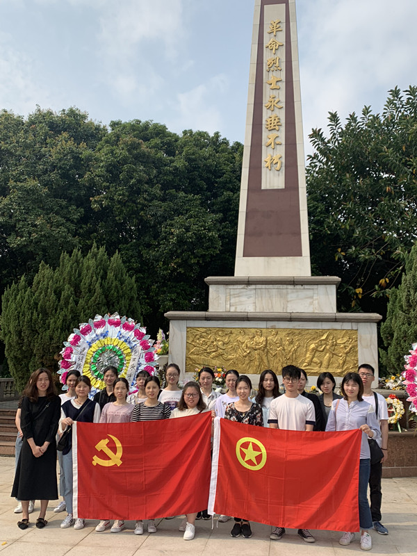 清明追思·緬懷先烈憶忠魂--漳州市中醫(yī)院開展清明烈士陵園掃墓活動 清明追思·緬懷先烈憶忠魂--漳州市中醫(yī)院開展清明烈士陵園掃墓活動