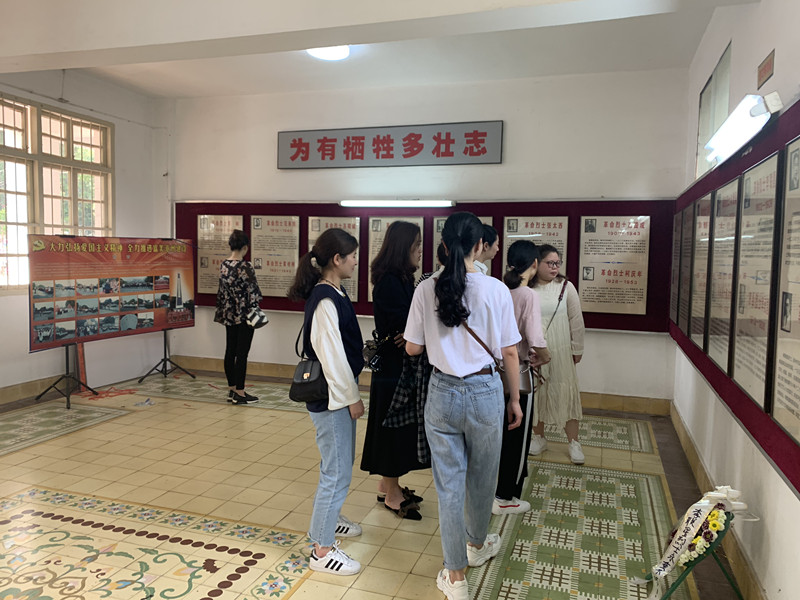 清明追思·緬懷先烈憶忠魂--漳州市中醫(yī)院開展清明烈士陵園掃墓活動 清明追思·緬懷先烈憶忠魂--漳州市中醫(yī)院開展清明烈士陵園掃墓活動