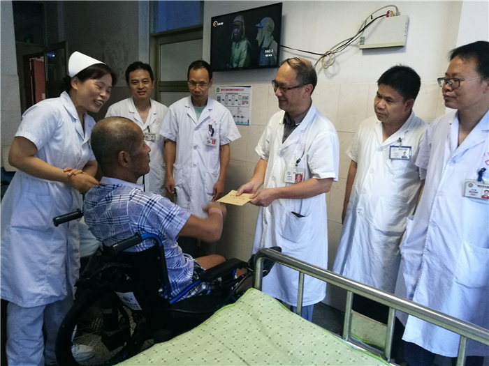 康復(fù)科醫(yī)護(hù)人員為困難患者捐贈(zèng)獲贊譽(yù)