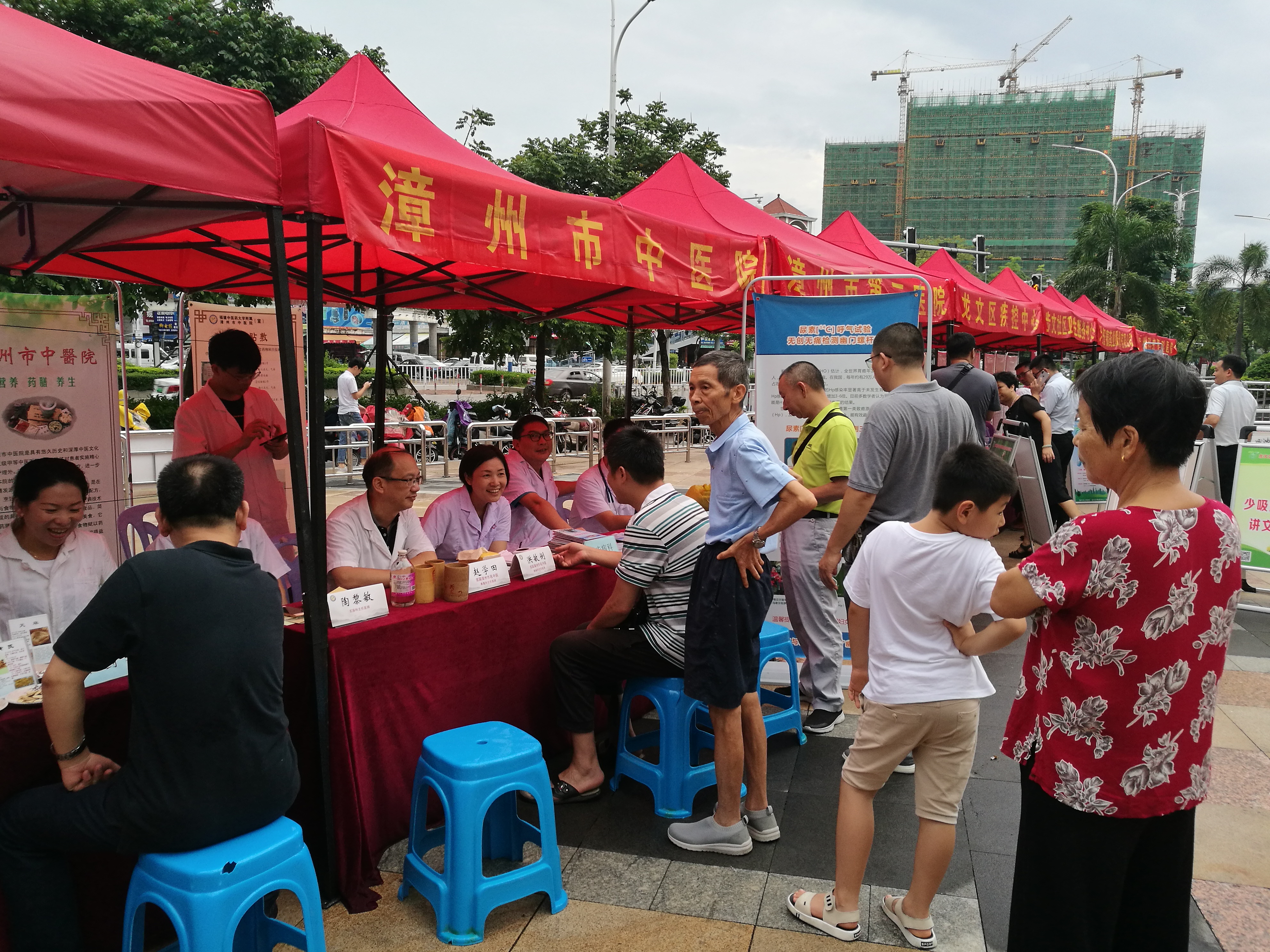 致敬2019年中國醫(yī)師節(jié)——我院開展“弘揚崇高精神，聚力健康中國”主題義診活動