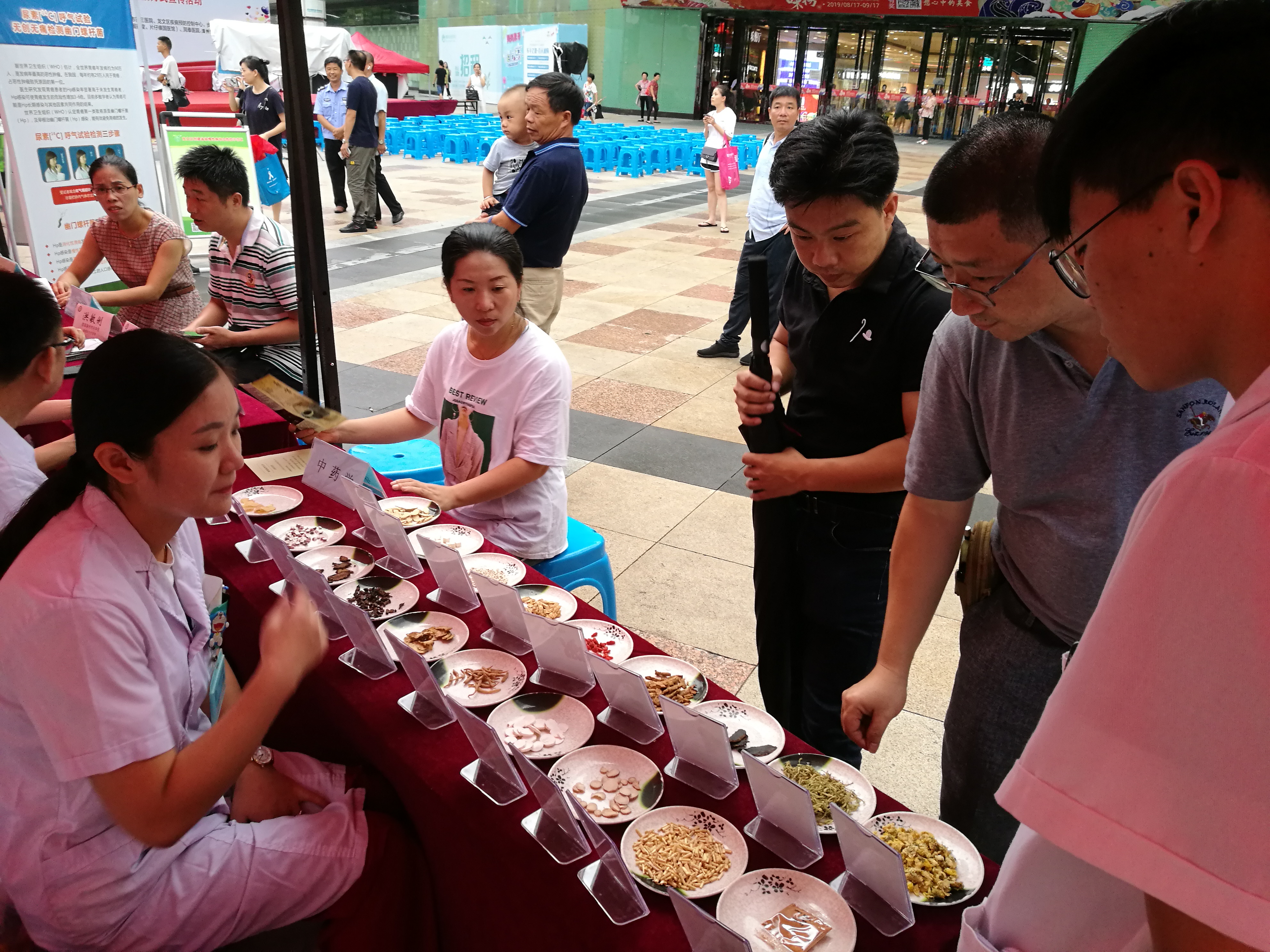 致敬2019年中國醫(yī)師節(jié)——我院開展“弘揚崇高精神，聚力健康中國”主題義診活動