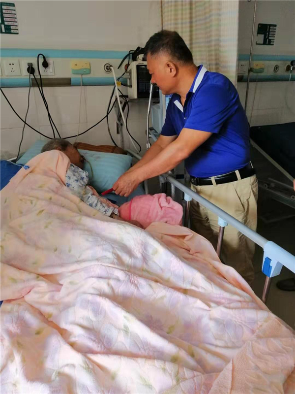 國慶前夕院領(lǐng)導走訪慰問離退休干部和困難職工