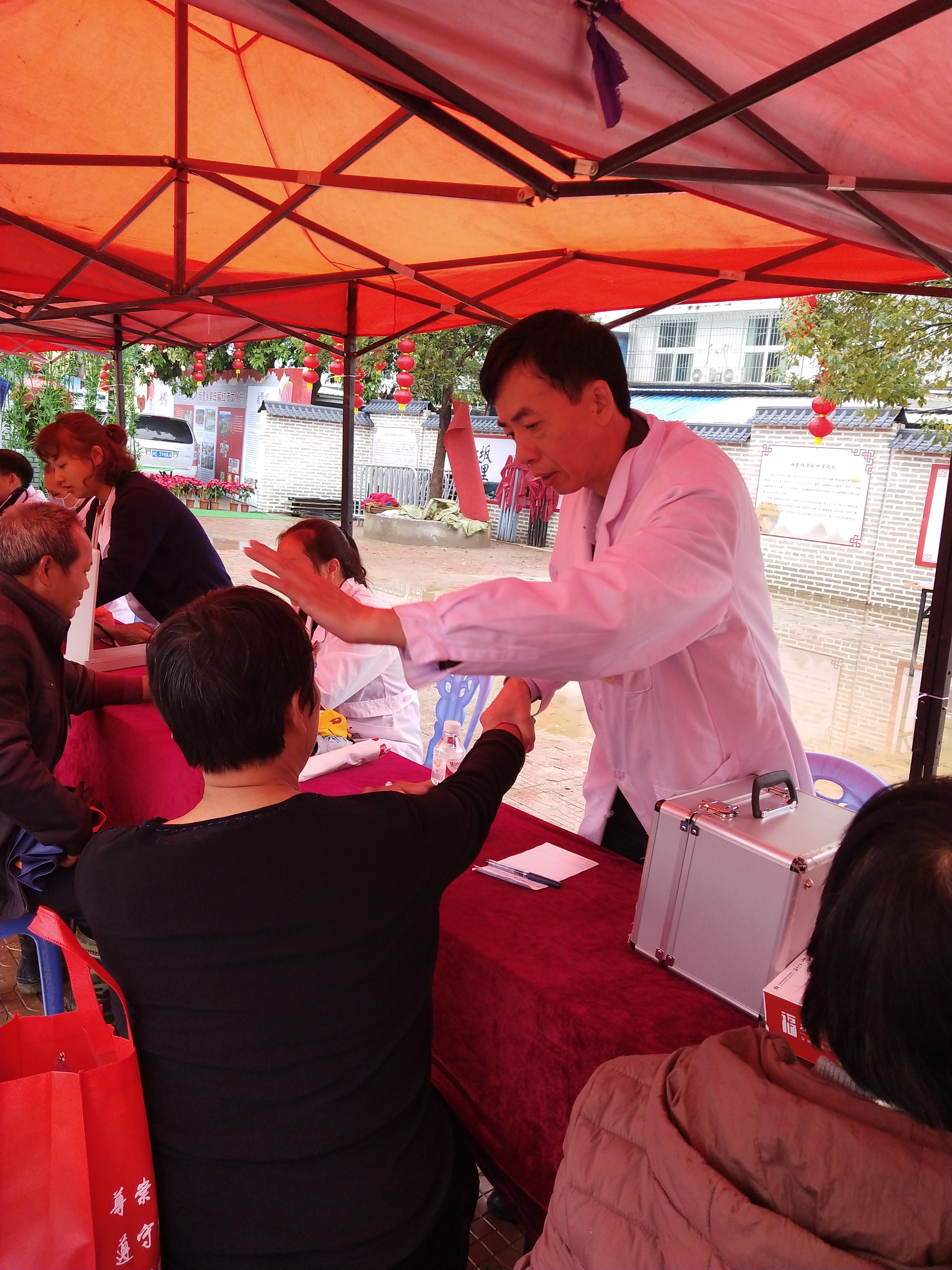 文化科技衛(wèi)生“三下鄉(xiāng)”義診活動暖人心