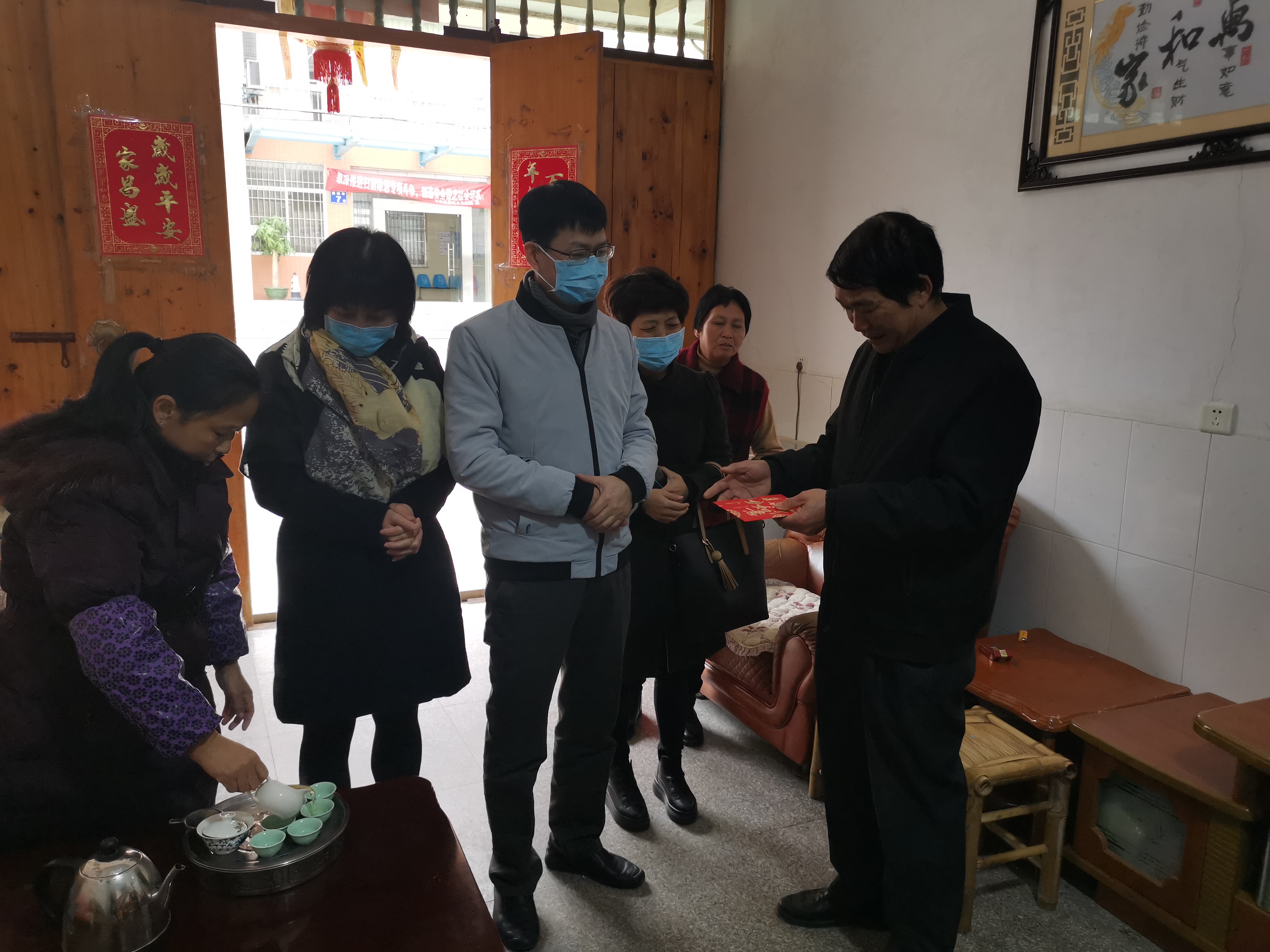 后方交給我們，白衣戰(zhàn)士請(qǐng)放心——漳州市中醫(yī)院領(lǐng)導(dǎo)慰問(wèn)援助武漢護(hù)理人員親屬