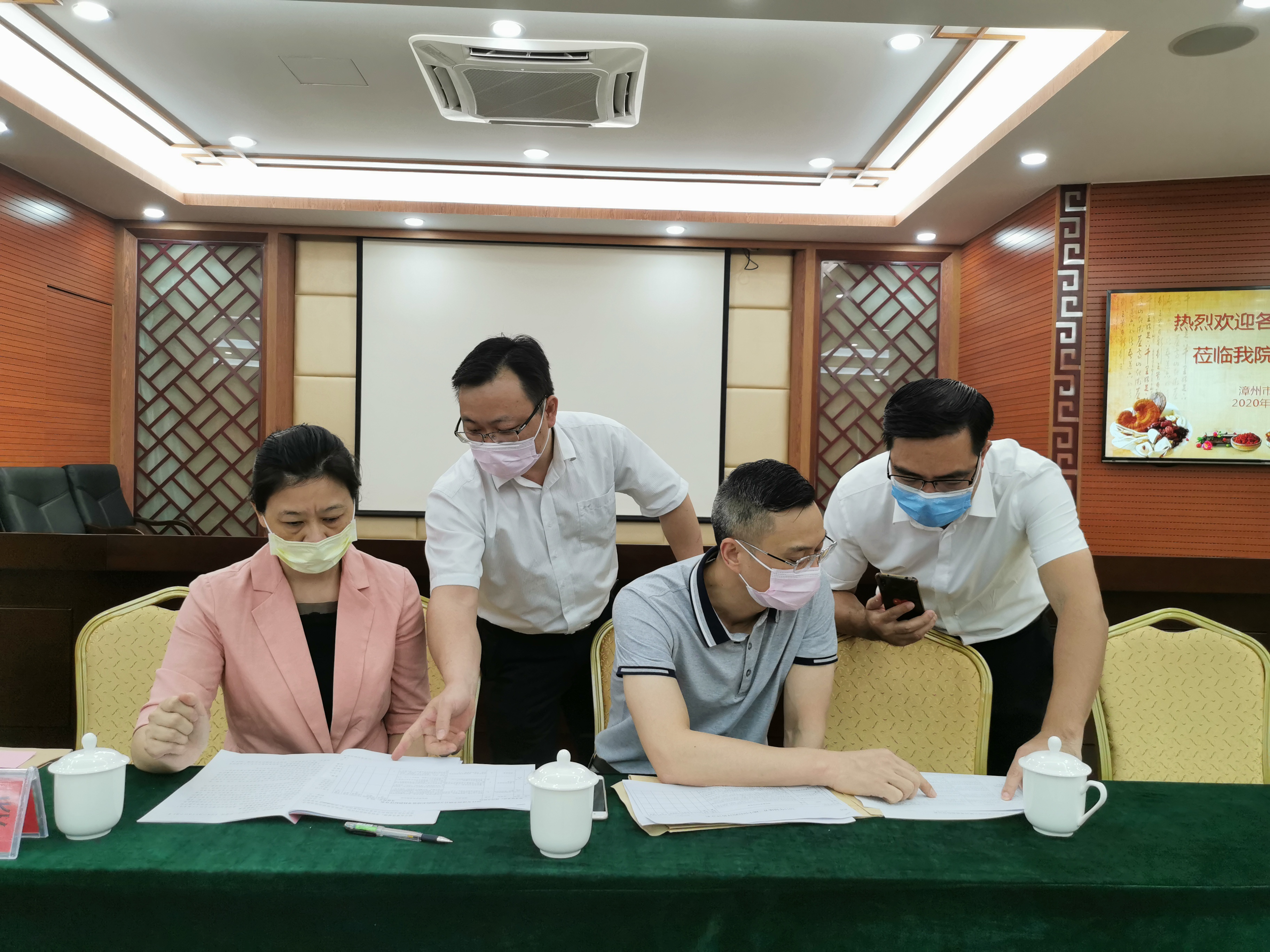 漳州市公立醫(yī)院院長(zhǎng)年薪制考核組蒞臨我院檢查考核