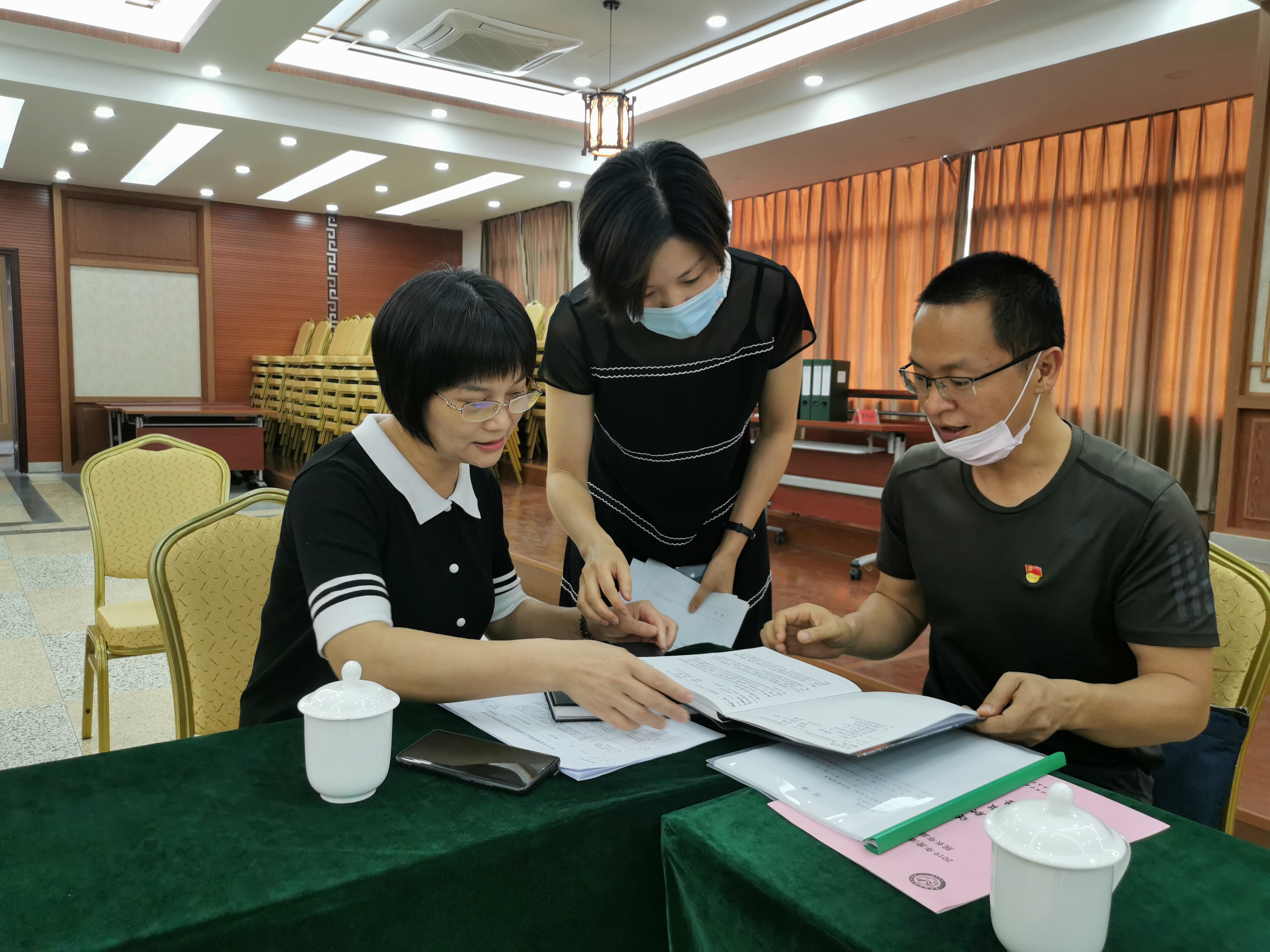 漳州市公立醫(yī)院院長(zhǎng)年薪制考核組蒞臨我院檢查考核