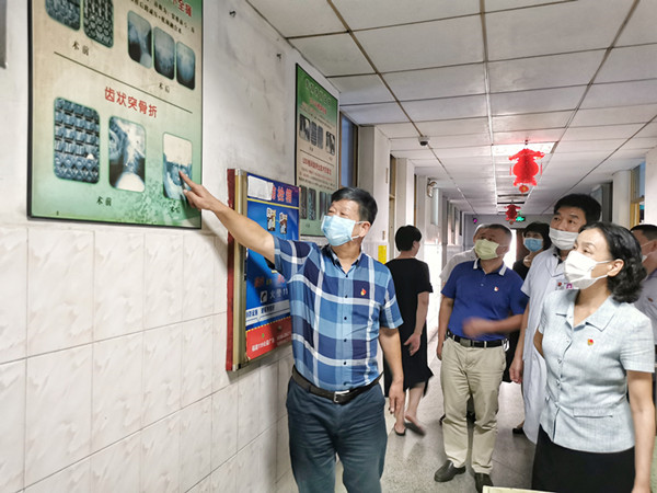 許鵑君同志參加漳州市中醫(yī)院骨傷黨支部黨員大會(huì)并講黨課