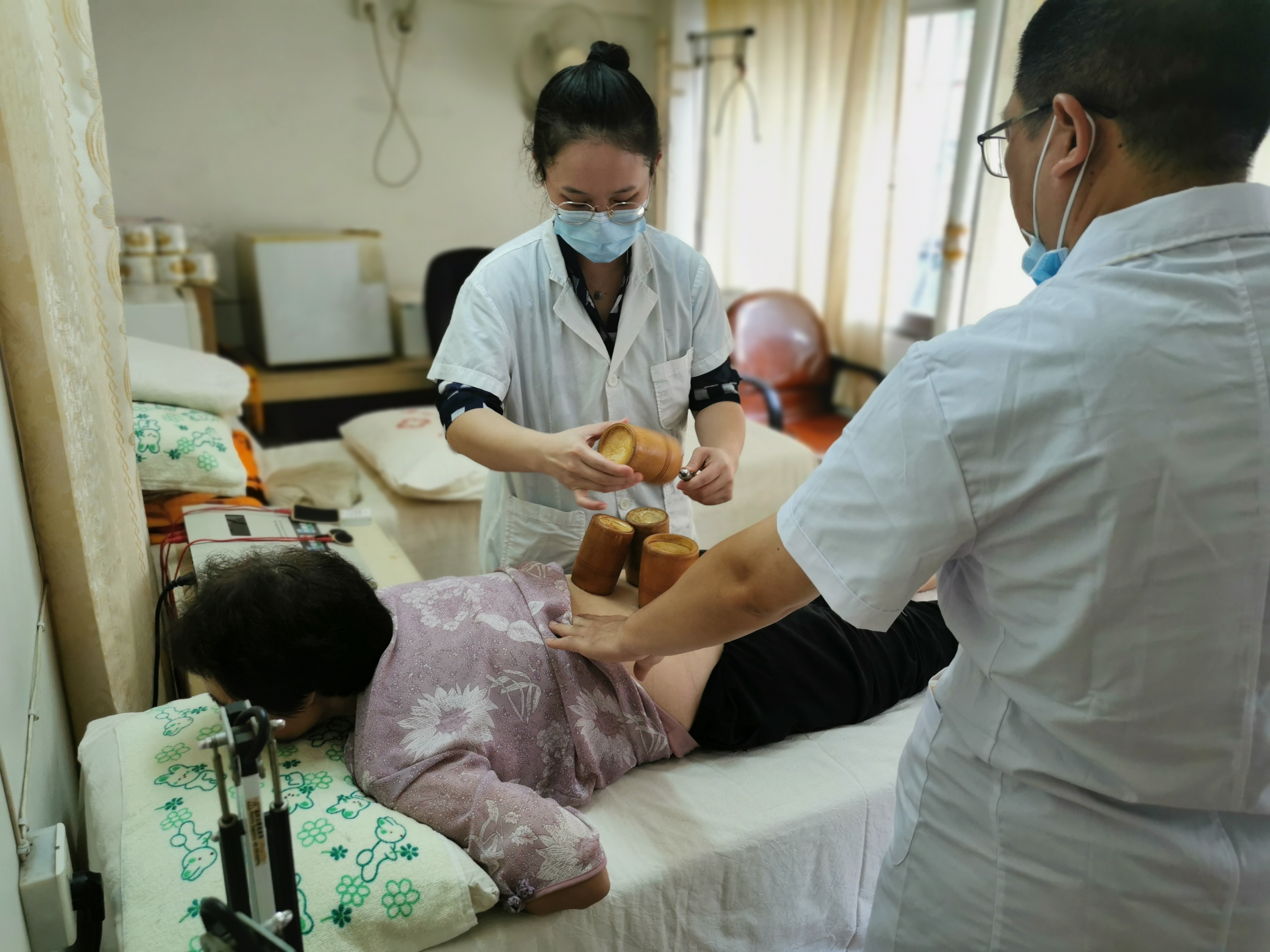 我院開展“提升健康素養(yǎng) 樂享銀齡生活”義診活動(dòng)