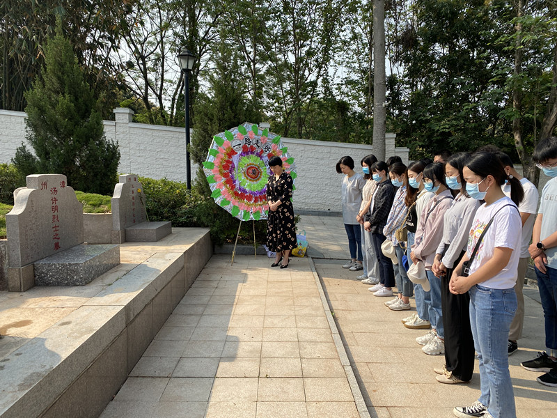 銘記英烈  矢志傳承—— 漳州市中醫(yī)院青年醫(yī)護人員祭掃革命烈士陵園