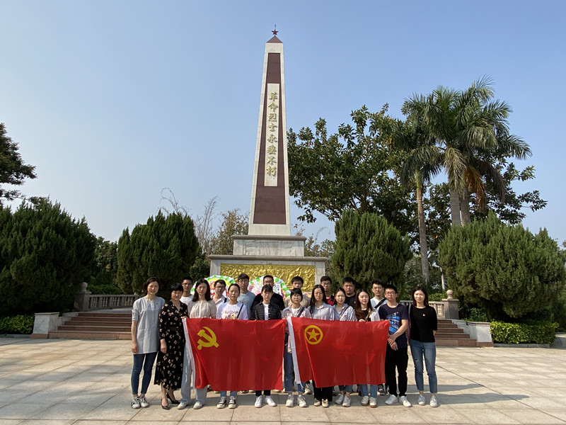 銘記英烈  矢志傳承—— 漳州市中醫(yī)院青年醫(yī)護人員祭掃革命烈士陵園