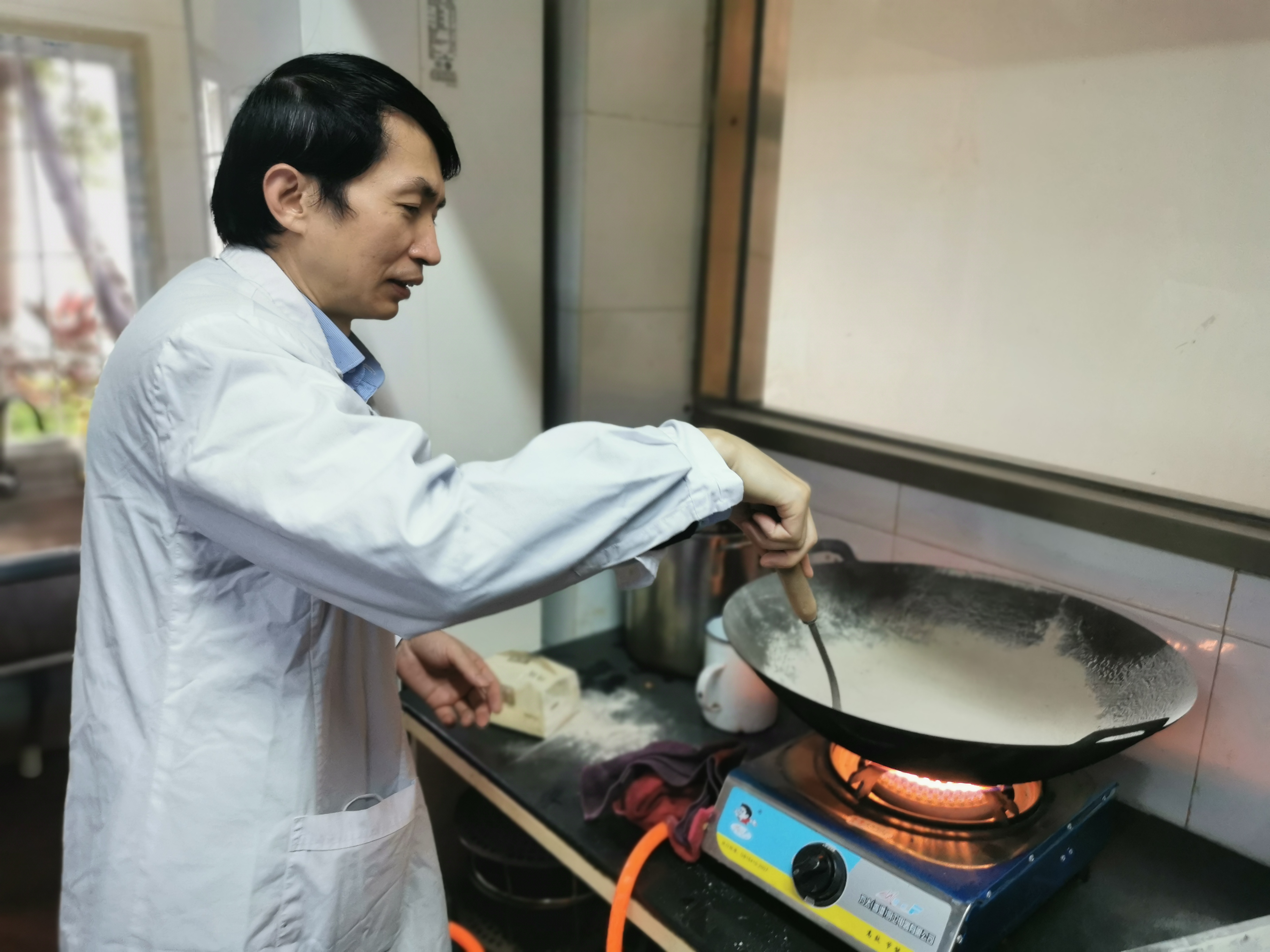 鐘情中藥炮制 傳承本土技藝