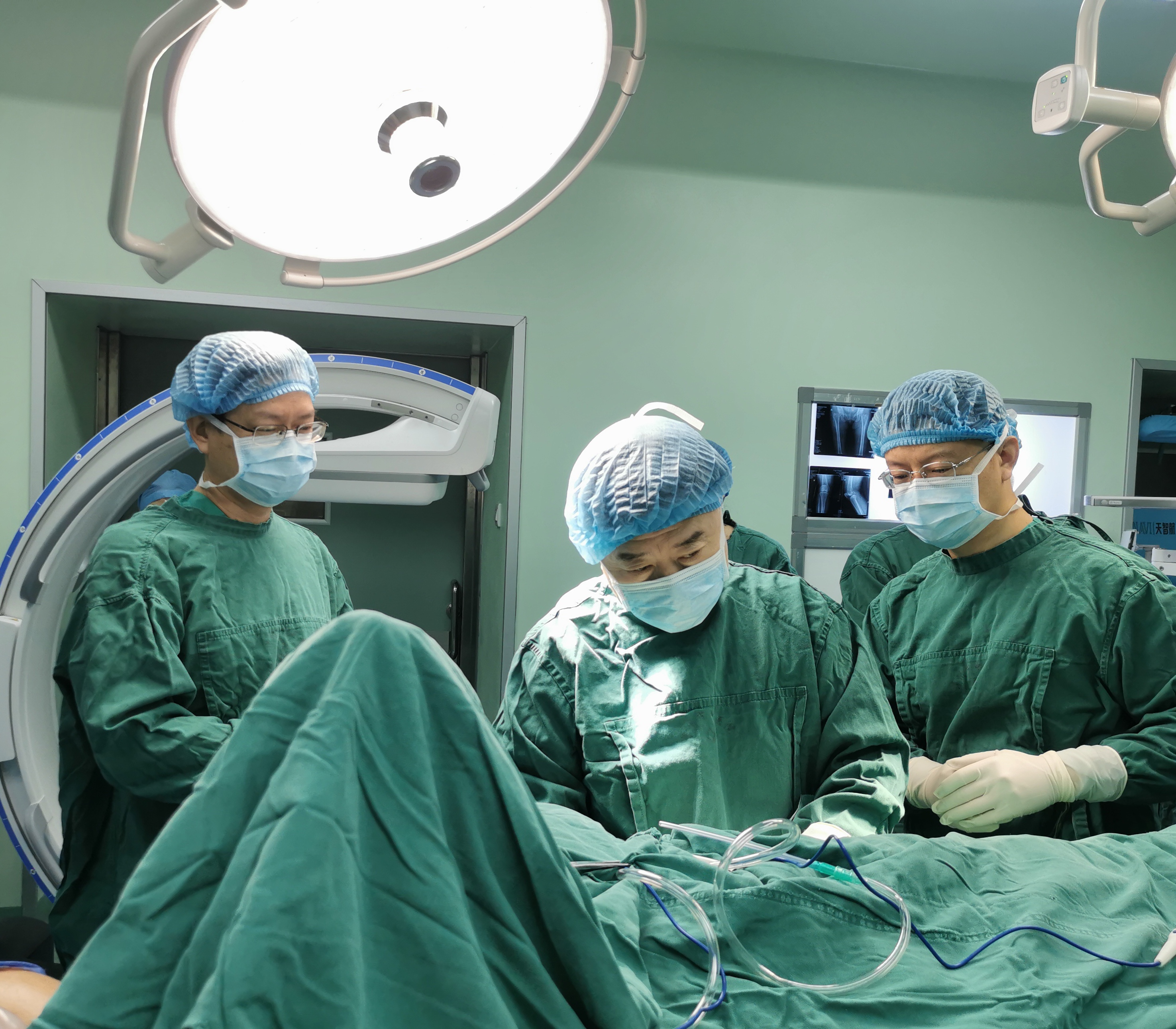 中國工程院院士張英澤蒞臨我院調(diào)研并親身示范手術(shù)