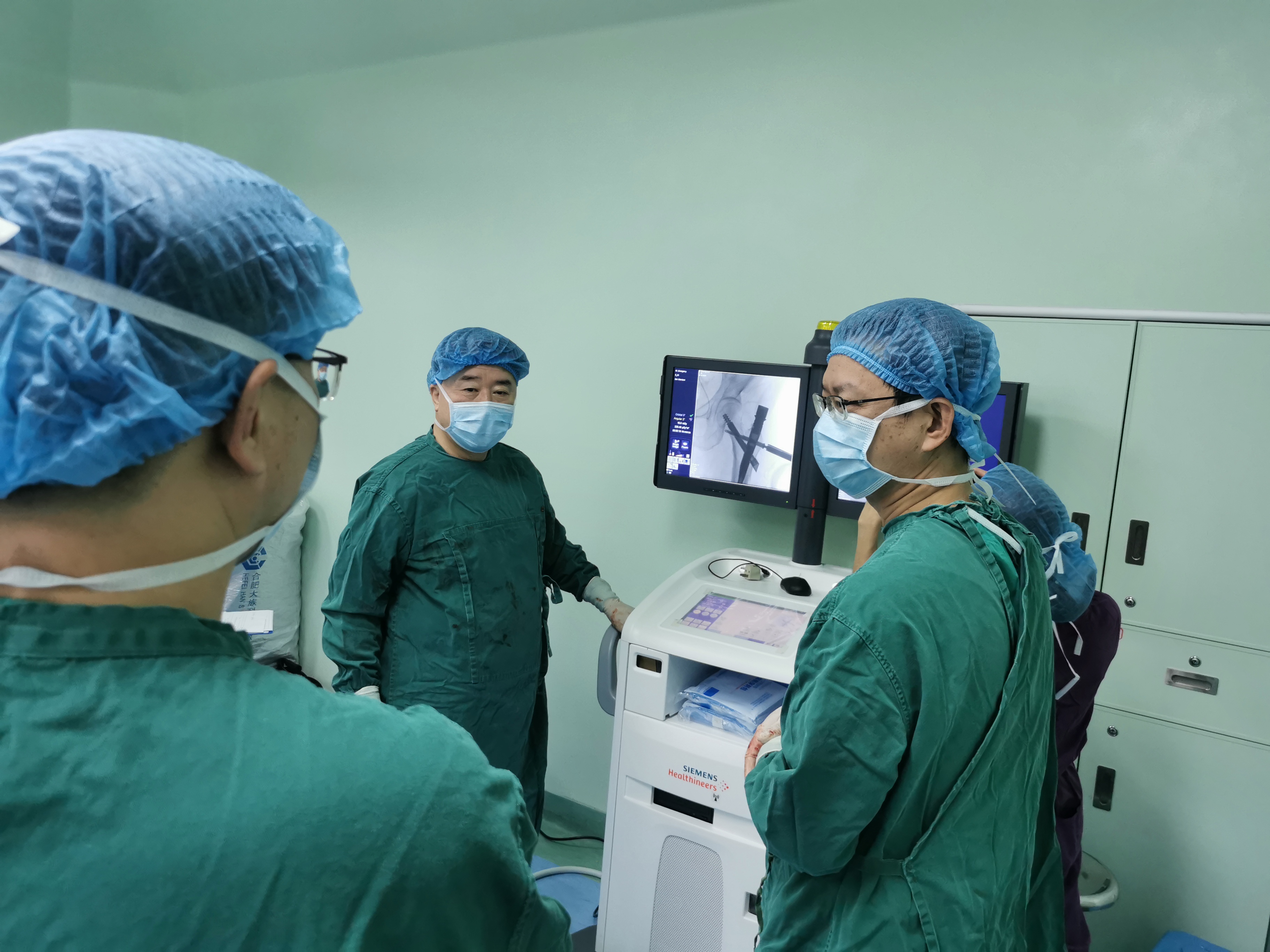 中國工程院院士張英澤蒞臨我院調(diào)研并親身示范手術(shù)