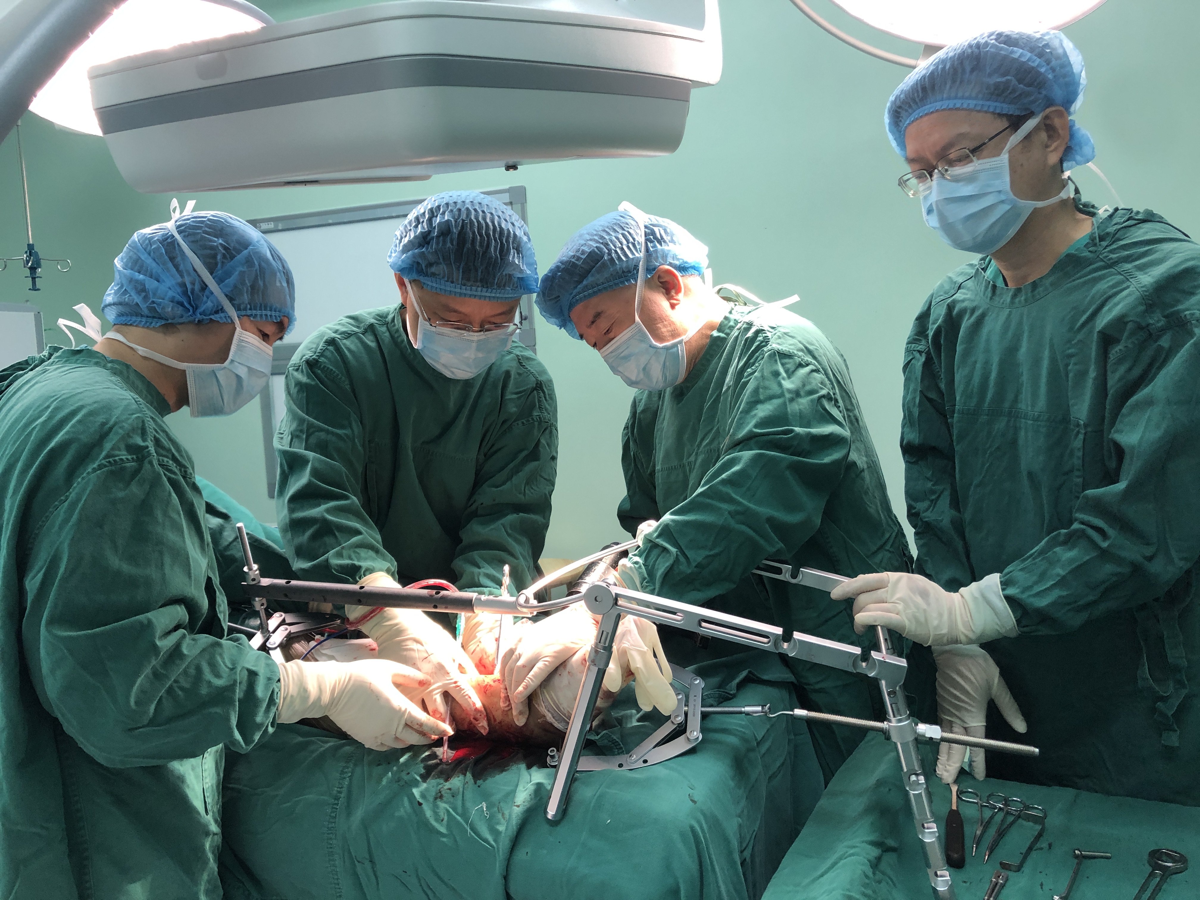 中國工程院院士張英澤蒞臨我院調(diào)研并親身示范手術(shù)