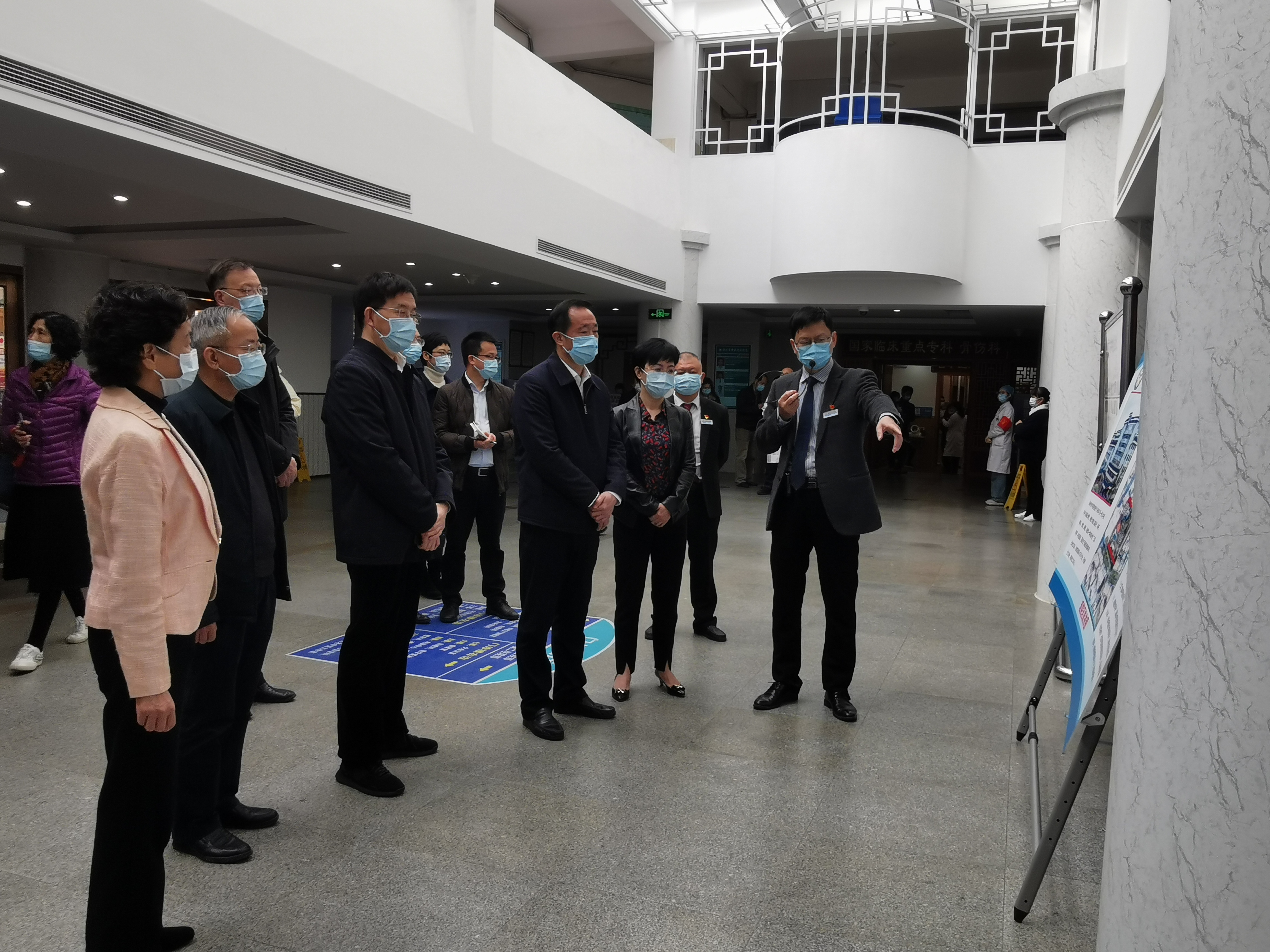 專家本身就是一張最好的中醫(yī)藥名片——副省長李德金蒞臨漳州市中醫(yī)院調(diào)研時說