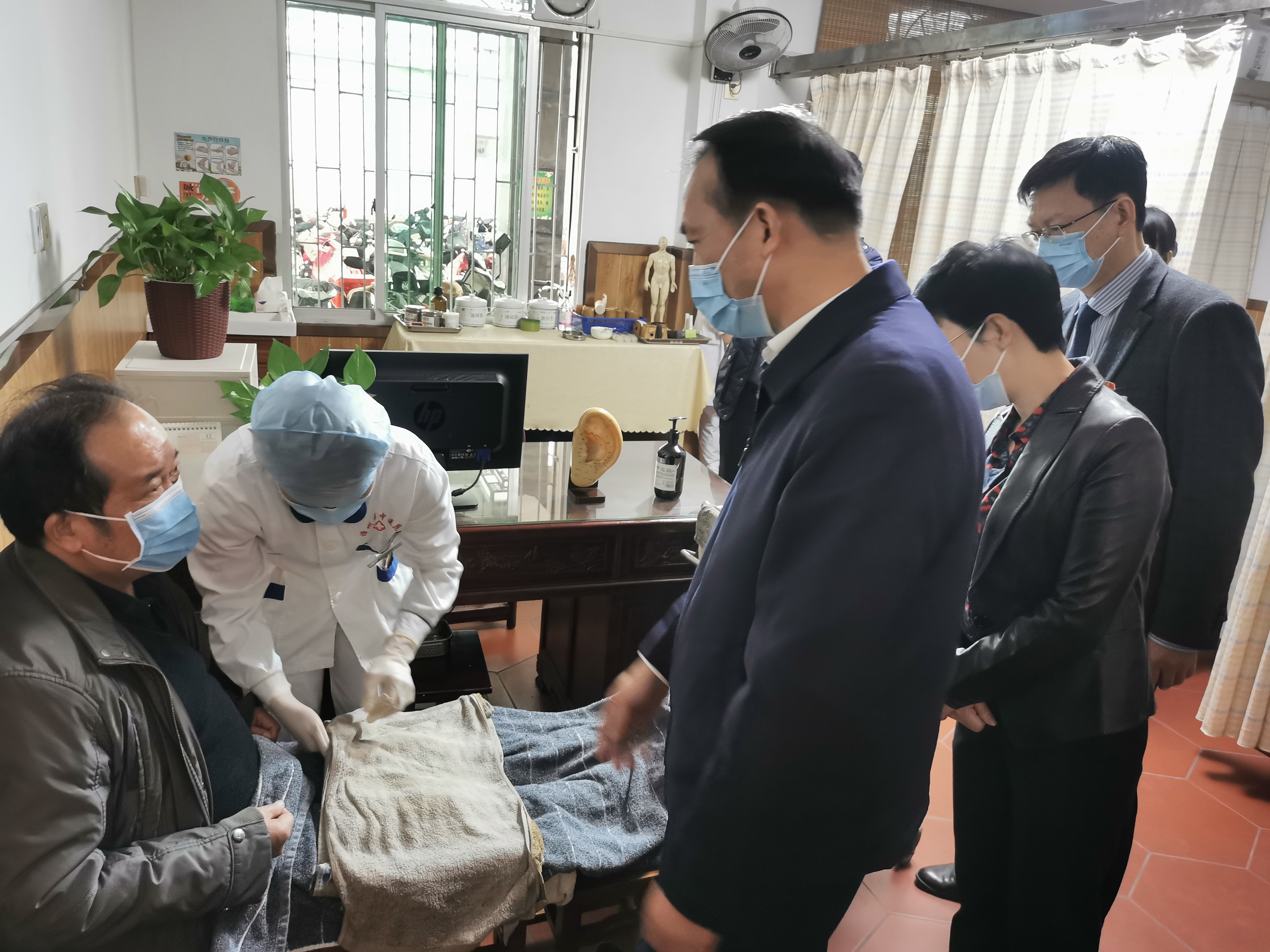 專家本身就是一張最好的中醫(yī)藥名片——副省長李德金蒞臨漳州市中醫(yī)院調(diào)研時說