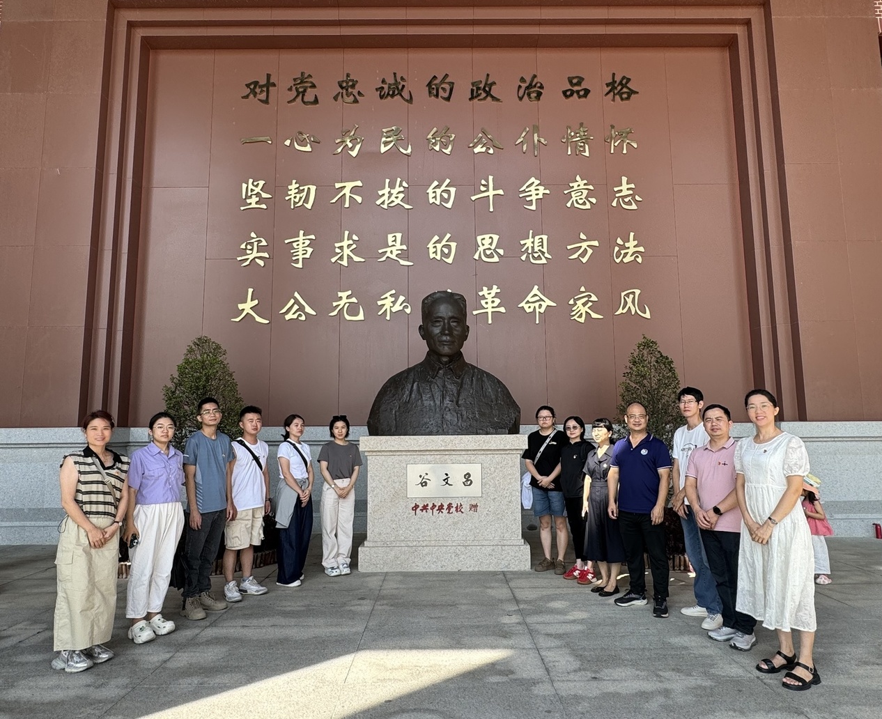 干部學(xué)院門口.jpg