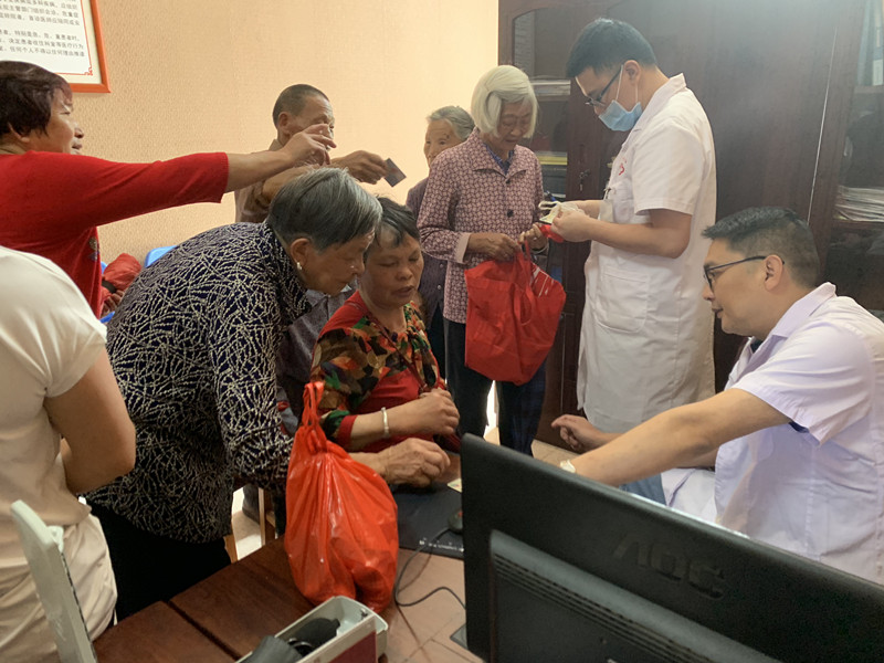 真情服務(wù)  義診惠民