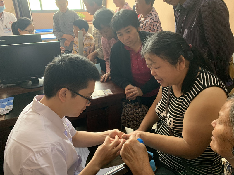 真情服務(wù)  義診惠民