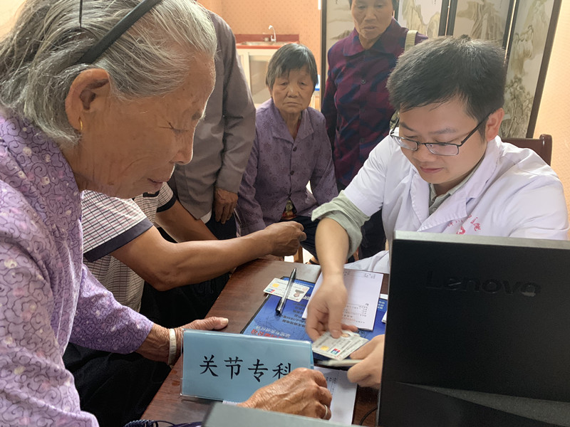 真情服務(wù)  義診惠民